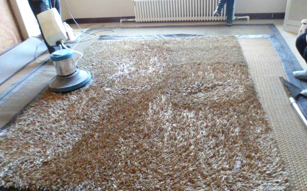 日常保潔中干泡沫地毯清洗方法